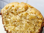 Una foto de budín de limón humedo