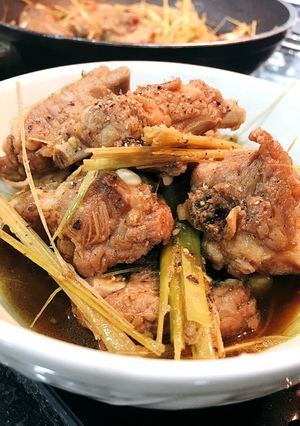 Hình của món Sườn kho sả.