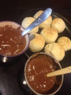 Una foto de Chocolate caliente y pancitos de orégano 🥰❤