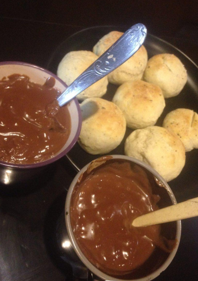 Una foto de Chocolate caliente y pancitos de orégano 🥰❤