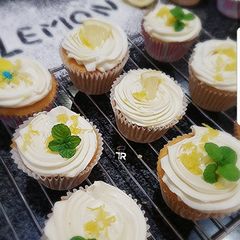 A picture of Lemon Cupcakes.