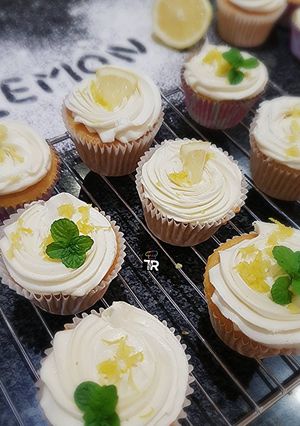 A picture of Lemon Cupcakes.