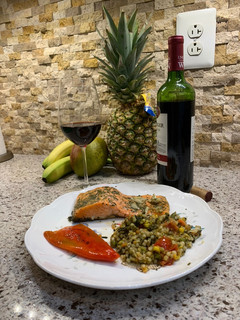 Una foto de Salmón al horno con arroz Quinoa mixta de vegetales