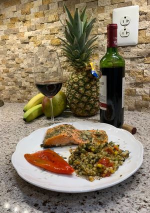 Una foto de Salmón al horno con arroz Quinoa mixta de vegetales
