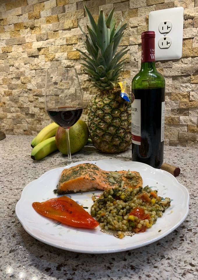 Una foto de Salmón al horno con arroz Quinoa mixta de vegetales