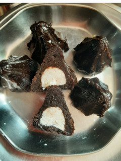 ચોકલેટ બિસ્કીટ મોદક (Chocolate Biscuit Modak Recipe In Gujarati) રેસીપી મુખ્ય ફોટો