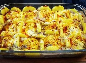 Foto de Gratinado de Batatas, Carne com Molho Bechamell, Queijo Parmesão e Páprica