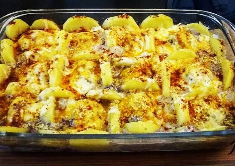 Gratinado de Batatas, Carne com Molho Bechamell, Queijo Parmesão e
Páprica - Tudogosreceitas
