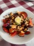 Ensalada de tomate azul y rulo de cabra
