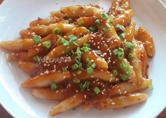 Langkah Mudah untuk Membuat Tteokbokki Homemade Tanpa Gochujang Anti Gagal