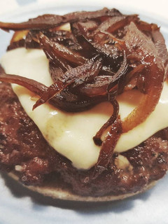 Una foto de Hamburguesa Japonesa con cebolla caramelizada