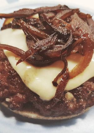 Una foto de Hamburguesa Japonesa con cebolla caramelizada