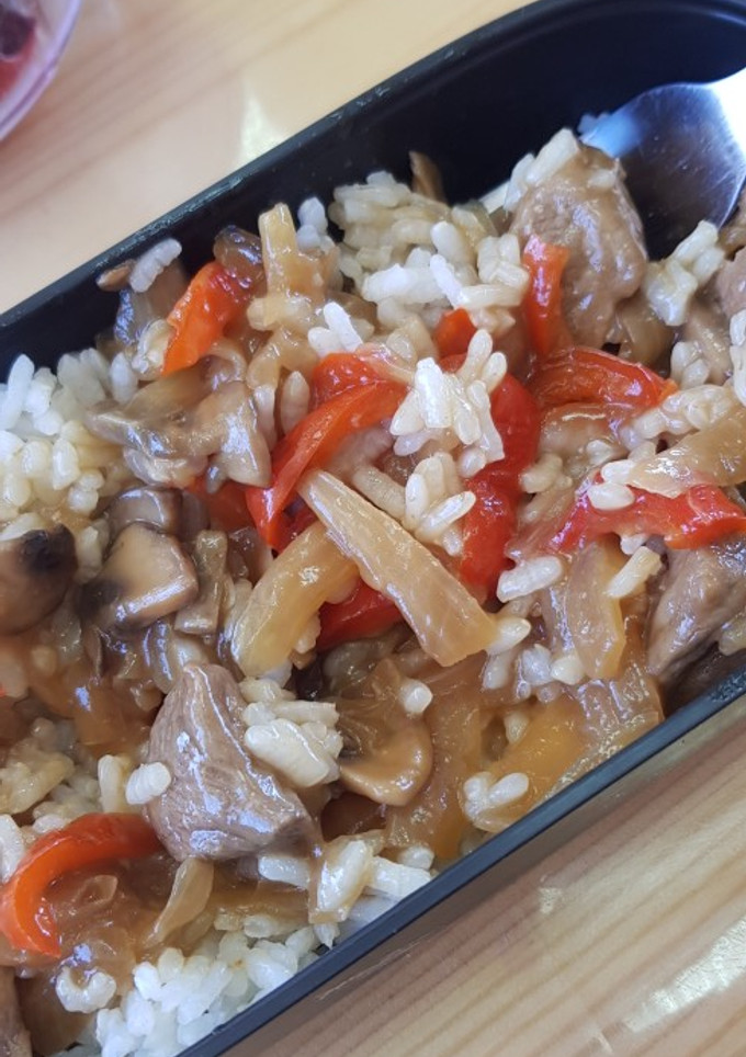 Una foto de Arroz con cerdo y verduras
