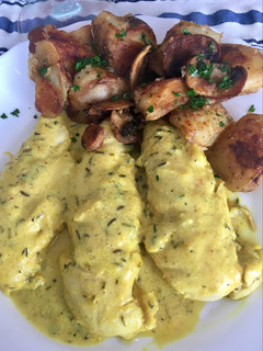 Una foto de Solomillo de pollo con salsa de queso, soja y toque de curry (ligera)