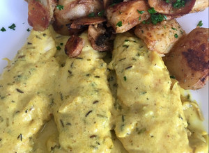 Una foto de Solomillo de pollo con salsa de queso, soja y toque de curry (ligera)