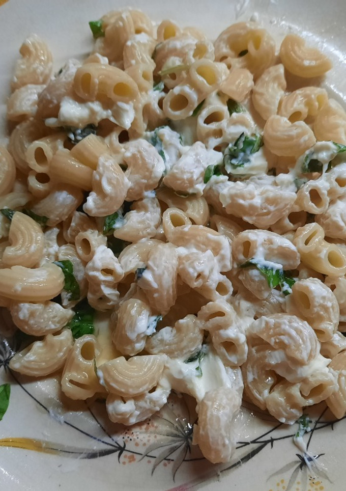 Una foto de Fideos coditos con albahaca