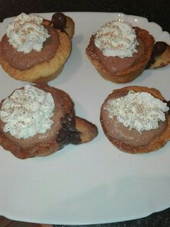 Una foto de Tacitas de masa quebrada rellena de mousse chocolate y nata