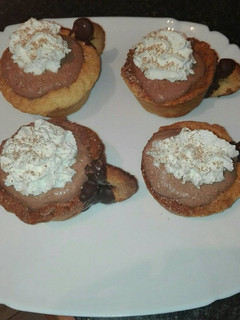 Una foto de Tacitas de masa quebrada rellena de mousse chocolate y nata