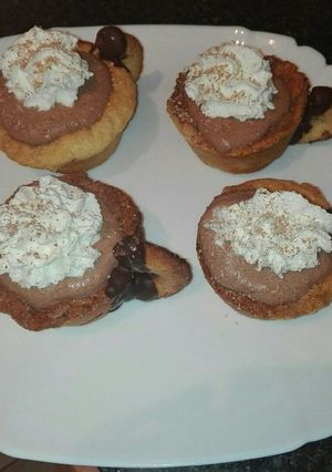 Una foto de Tacitas de masa quebrada rellena de mousse chocolate y nata