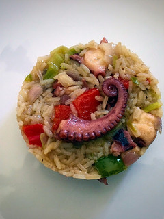 Una foto de Pulpo salteado al wok (con arroz Basmati)