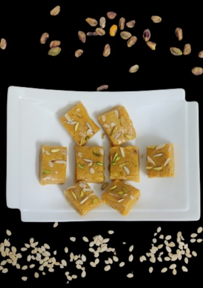 கடலை மாவு நட்ஸ் பர்பி (Gram flour nuts burfi recipe in tamil) செய்முறை முக்கிய புகைப்படம்