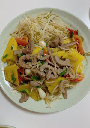 Hình của món Cật lợn xào giá đỗ.