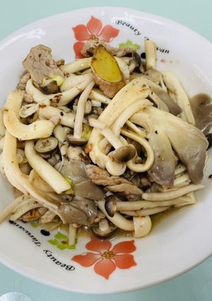 嘴邊肉炒三菇 的食譜成品照片