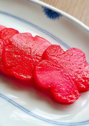 Hình của món Củ cải ngâm nước ép củ dền chua ngọt.
