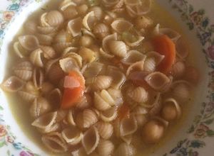 Una foto de Sopa de pasta y garbanzos