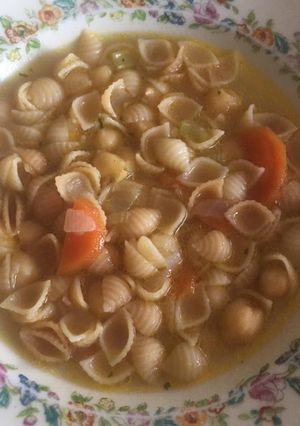 Una foto de Sopa de pasta y garbanzos