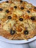 1-Masa de coliflor para pizza. 2- Pizza con base de coliflor, cherrys y quesos