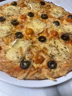 Una foto de 1-Masa de coliflor para pizza. 2- Pizza con base de coliflor, cherrys y quesos