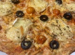 Foto principal de 1-Masa de coliflor para pizza. 2- Pizza con base de coliflor, cherrys y quesos