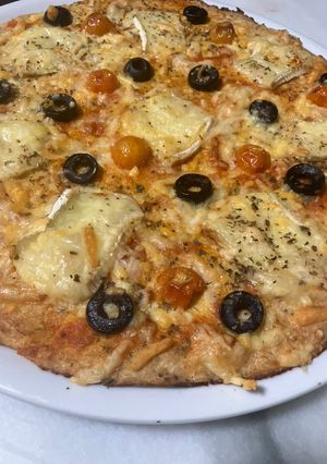 Una foto de 1-Masa de coliflor para pizza. 2- Pizza con base de coliflor, cherrys y quesos