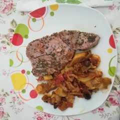 Foto di Tranci di tonno con caponatina 🐟🍅🥕🍆🥒🥔