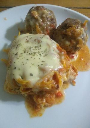 Una foto de Fideos nido al horno con salsa y albóndigas