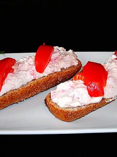 Una foto de Mini baquetees con dos quesos y tomates