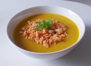 Hình của món Soup BÍ ĐỎ cá hồi.