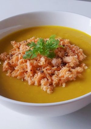 Hình của món Soup BÍ ĐỎ cá hồi.