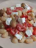 Pasta fredda con pomodori,olive con mix di verdure, tonno e formaggio spalmabile