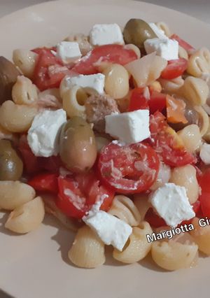 Foto di Pasta fredda con pomodori,olive con mix di verdure, tonno e formaggio spalmabile