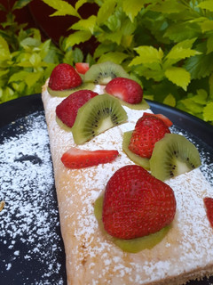Una foto de Jelly roll esponjoso con una crema de limón