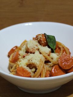 Una foto de Salsa de tomate con salchichas y espagueti