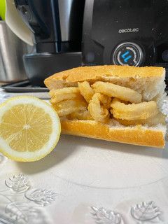 Una foto de Bocata de calamares