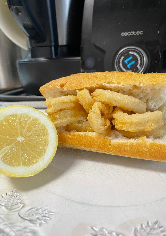 Una foto de Bocata de calamares