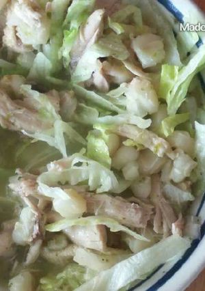 Una foto de Pozole verde de pollo