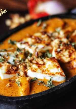 A picture of Paneer Makhani/ cottage cheese in tomato gravy.
