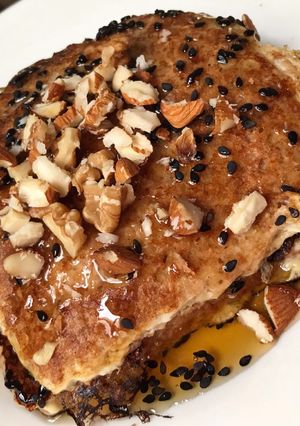 Una foto de French Toast with Almonds and Honey 🍞🌰🍯