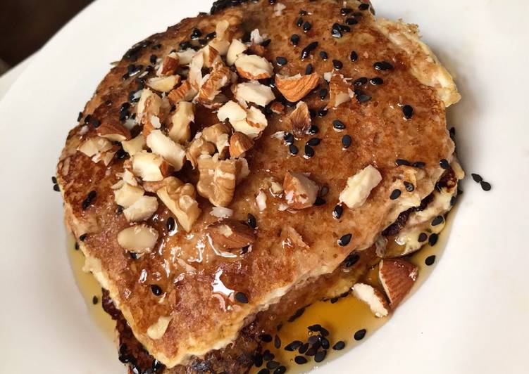 French Toast with Almonds and Honey 🍞🌰🍯