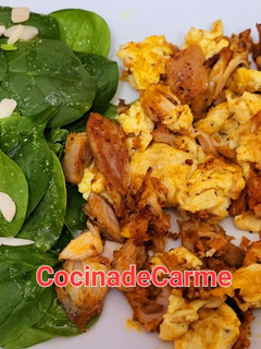 Una foto de Revuelto de pollo con sobrasada y espinacas